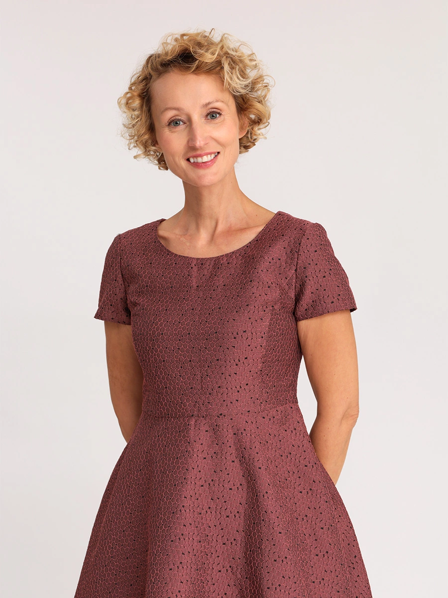 Платье приталенное темно-розового цвета